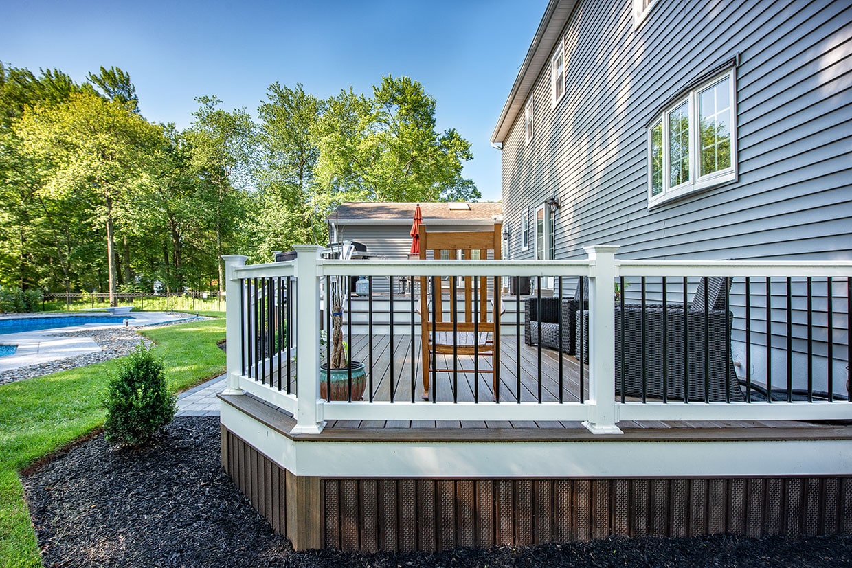 Multilevel Deck With Built-In Bench 1