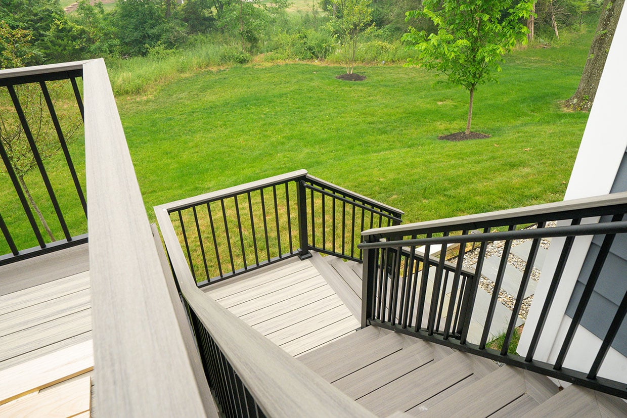 L-Shaped Staircase And Aluminum Railings 1